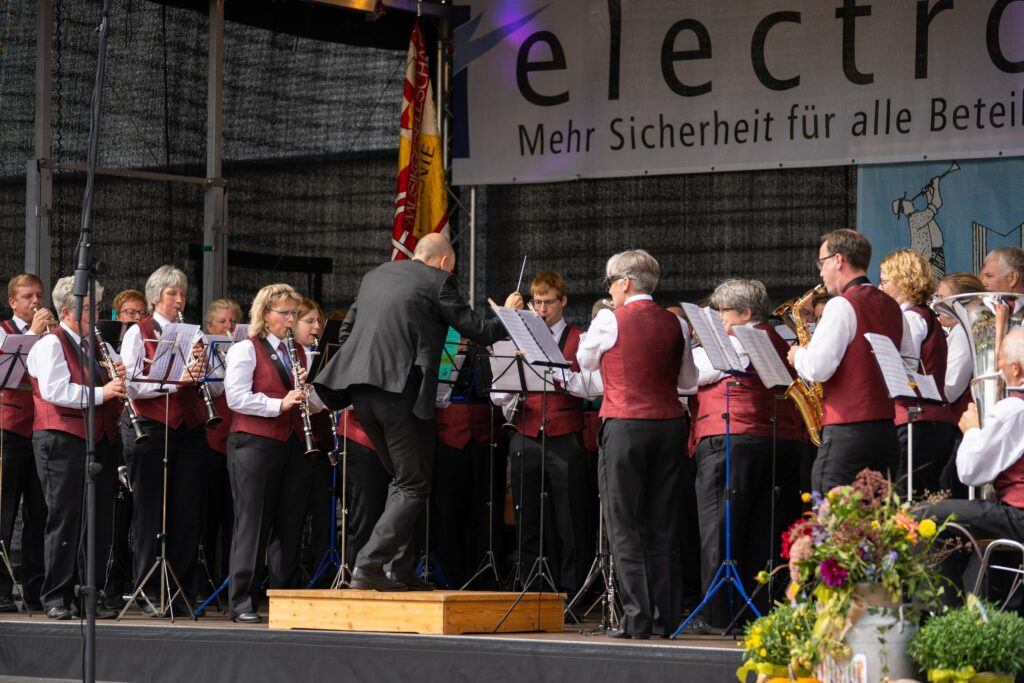 Auftritt auf der gedeckten Aussenbühne der Wase-Musig mit ihrem Dirigenten am Emmental March Contest