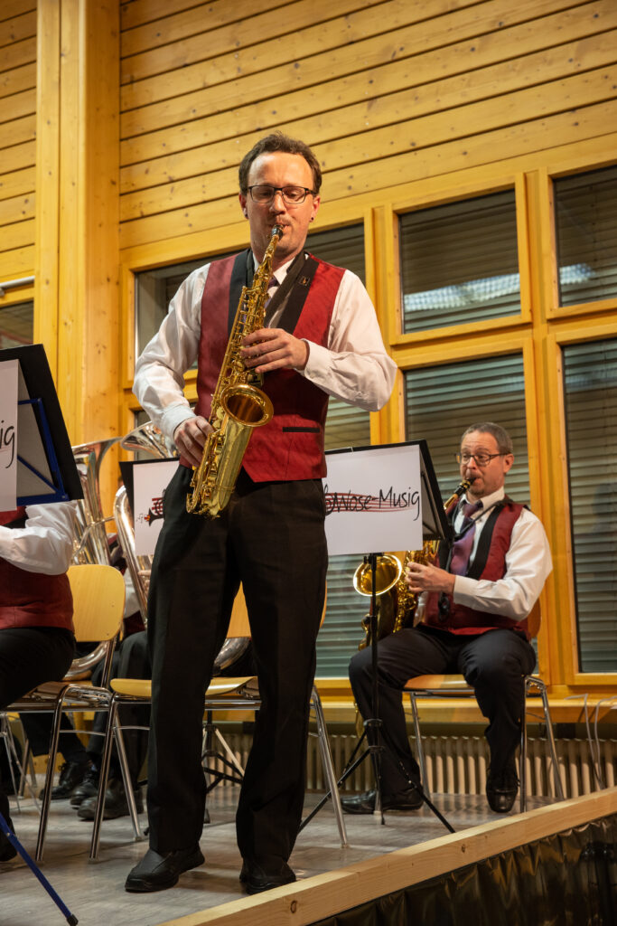 Tobias Müller spielt ein Solo auf dem Altosaxofon