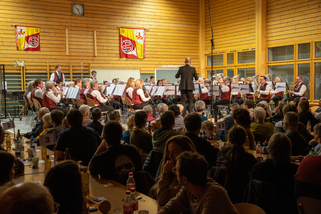 MG Wasen an ihrem Konzert vor vollen Publikumsreihen