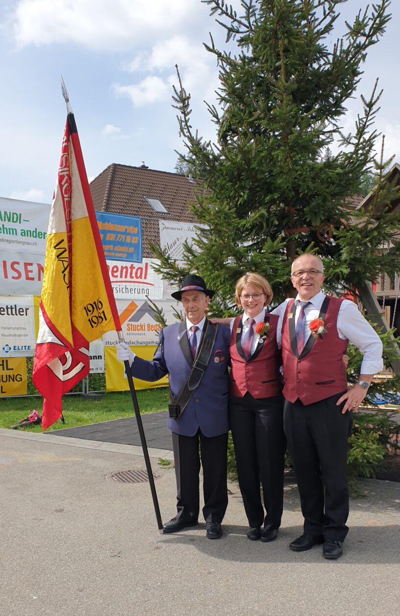 Fähnrich Hans Geissbühler, Kathrin Rösch und Beat Mathys, beide zum kantonalen Veteranen ernannt