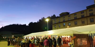 Festhütte beim Einnachten mit viel Volk