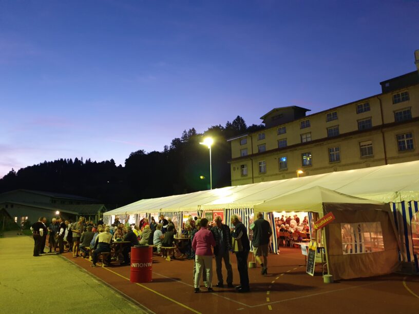 Festhütte beim Einnachten mit viel Volk