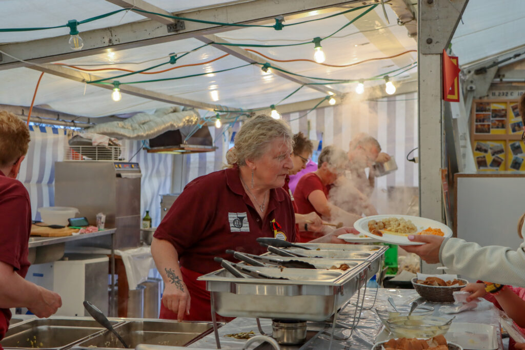 Therese beim Risotto schöpfen