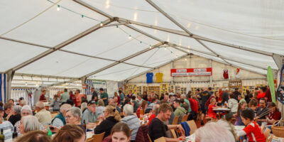 viele Leute im Festzelt