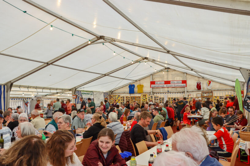 viele Leute im Festzelt