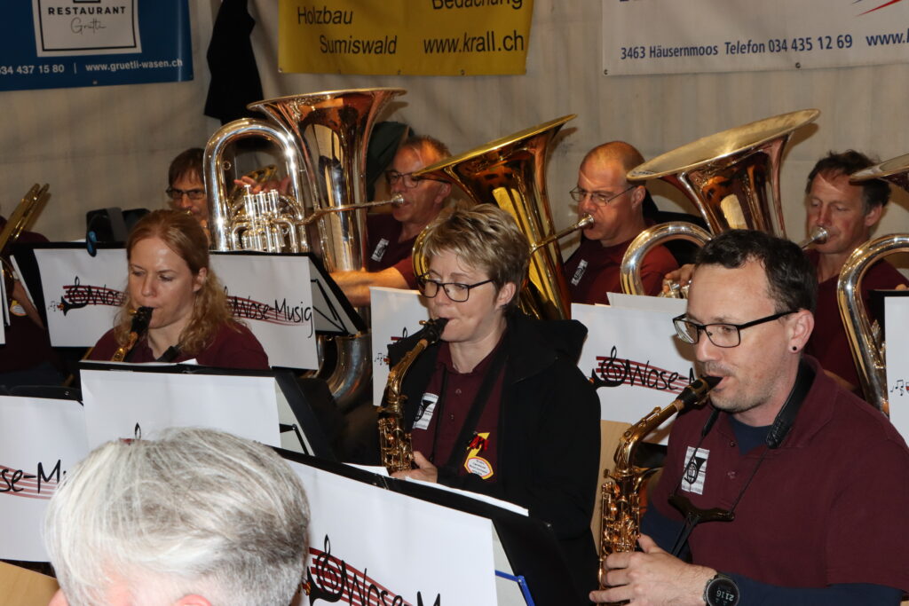 Sax-Register und im Hintergrund Bässe am Platzkonzert