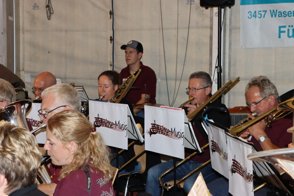 Posaunen und Schlagzeuger am Platzkonzert