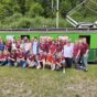 Gruppenbild im Hintergrund die Schmalspurbahn im Jura