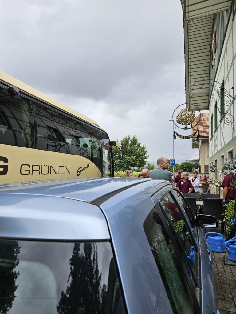 Sommer-Car hält vor der Linde in Kappelen