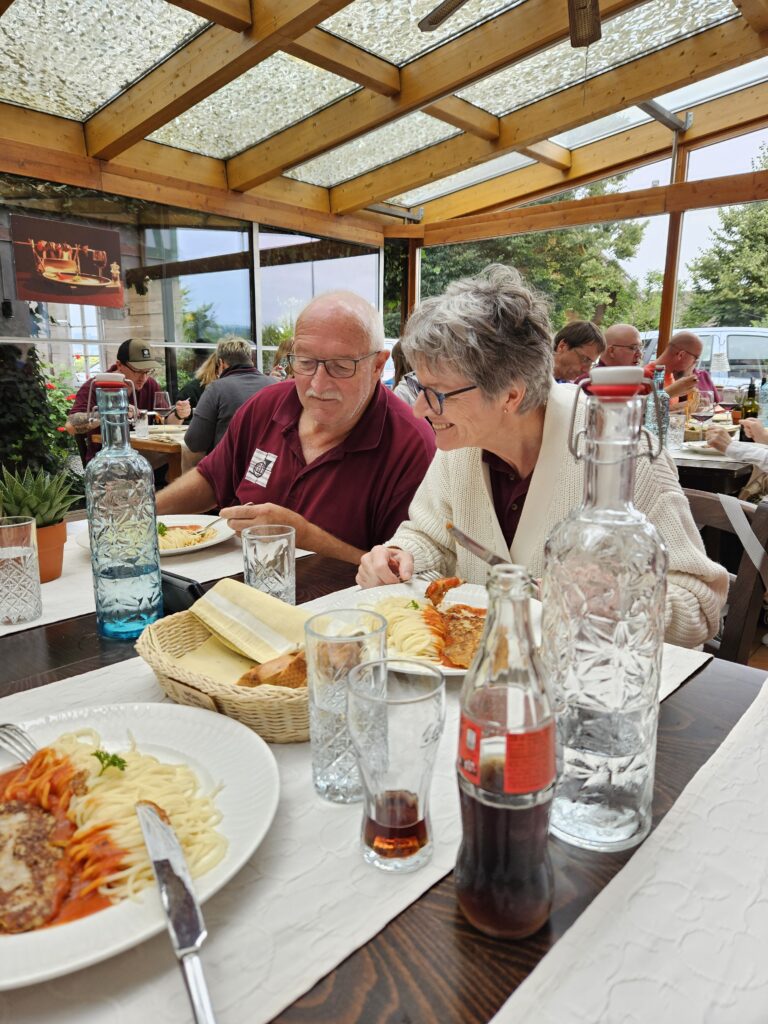 Liselotte und Niklaus sitzen am Tisch und schauen den Schlussgang auf dem Handy