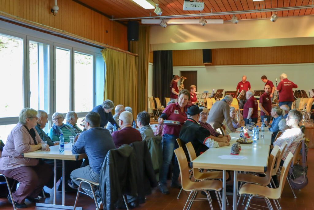 gemütliches Beisammensein bei Kaffee und Kuchen