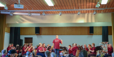 Wase-Musig beim Spielen auf der Aula-Bühne