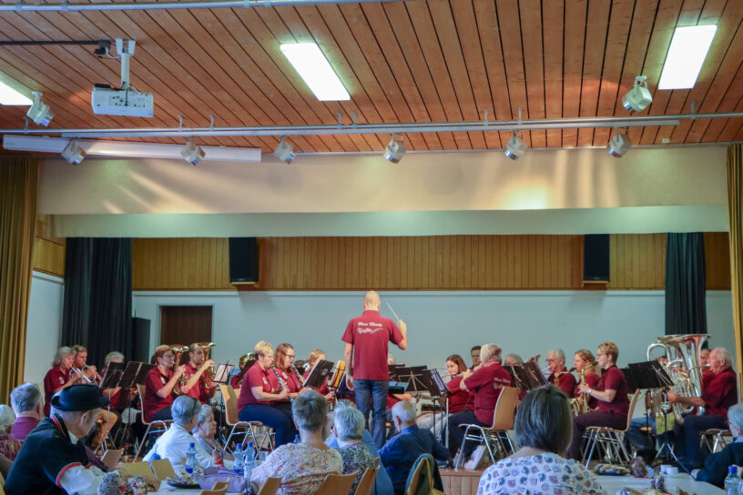 Wase-Musig beim Spielen auf der Aula-Bühne