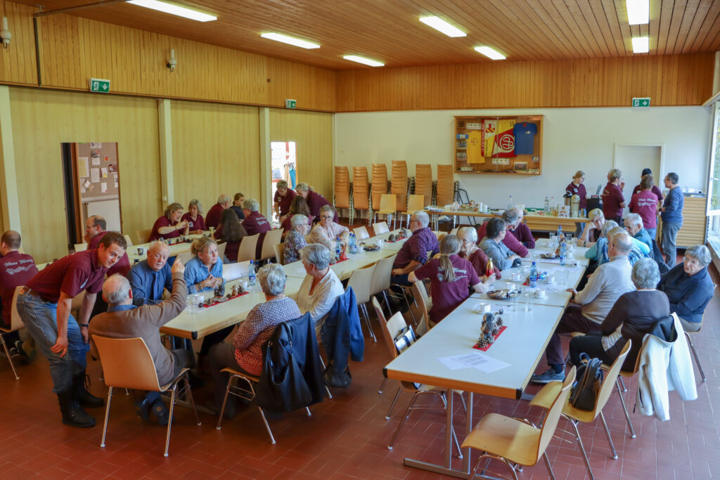 gemütlich sitzen die Gäste und Musikanten nach dem Konzert beisammen